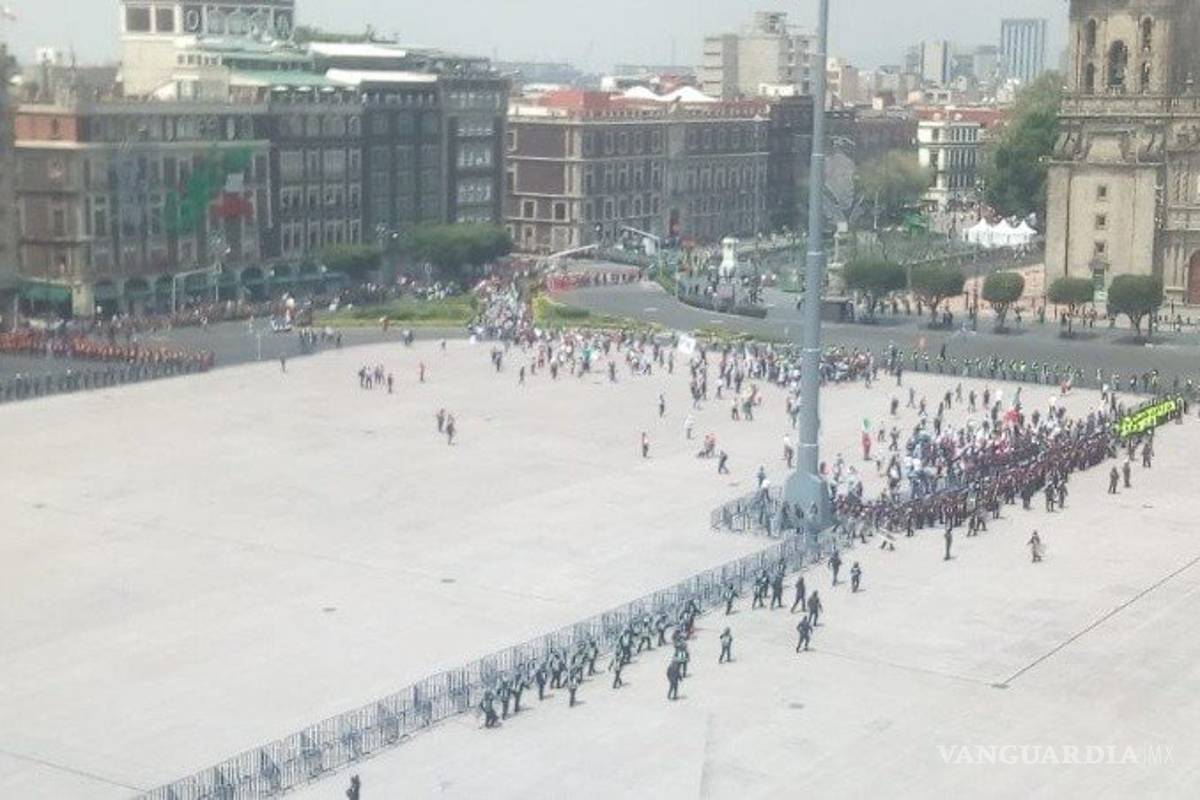 Exhiben un zócalo vacío en redes; FRENAA y sus manifestantes no lo llenaron