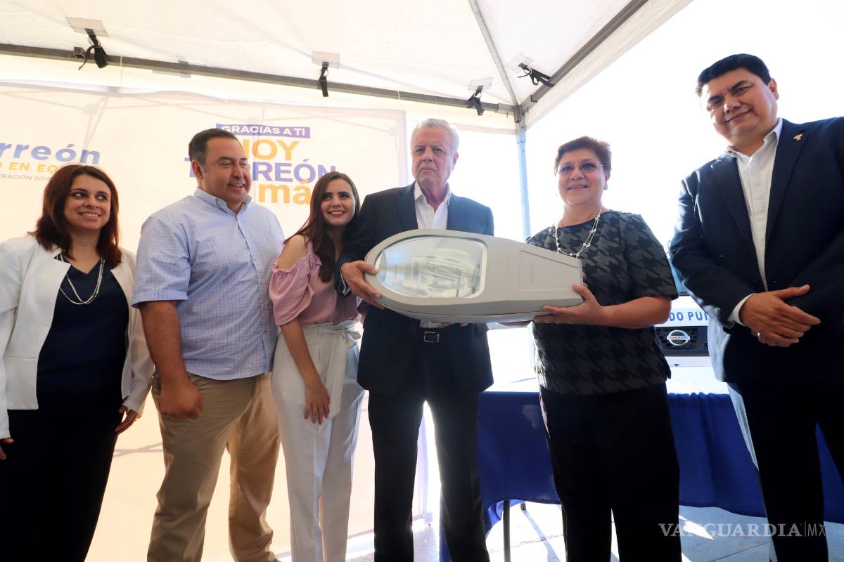Ayuntamiento de Torreón entrega 150 luminarias a San Pedro