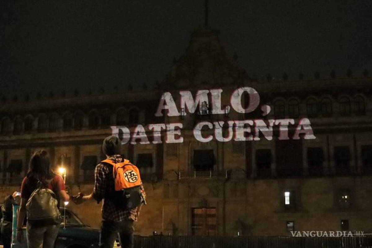 ‘AMLO, date cuenta’, feministas proyectan consignas en Palacio Nacional
