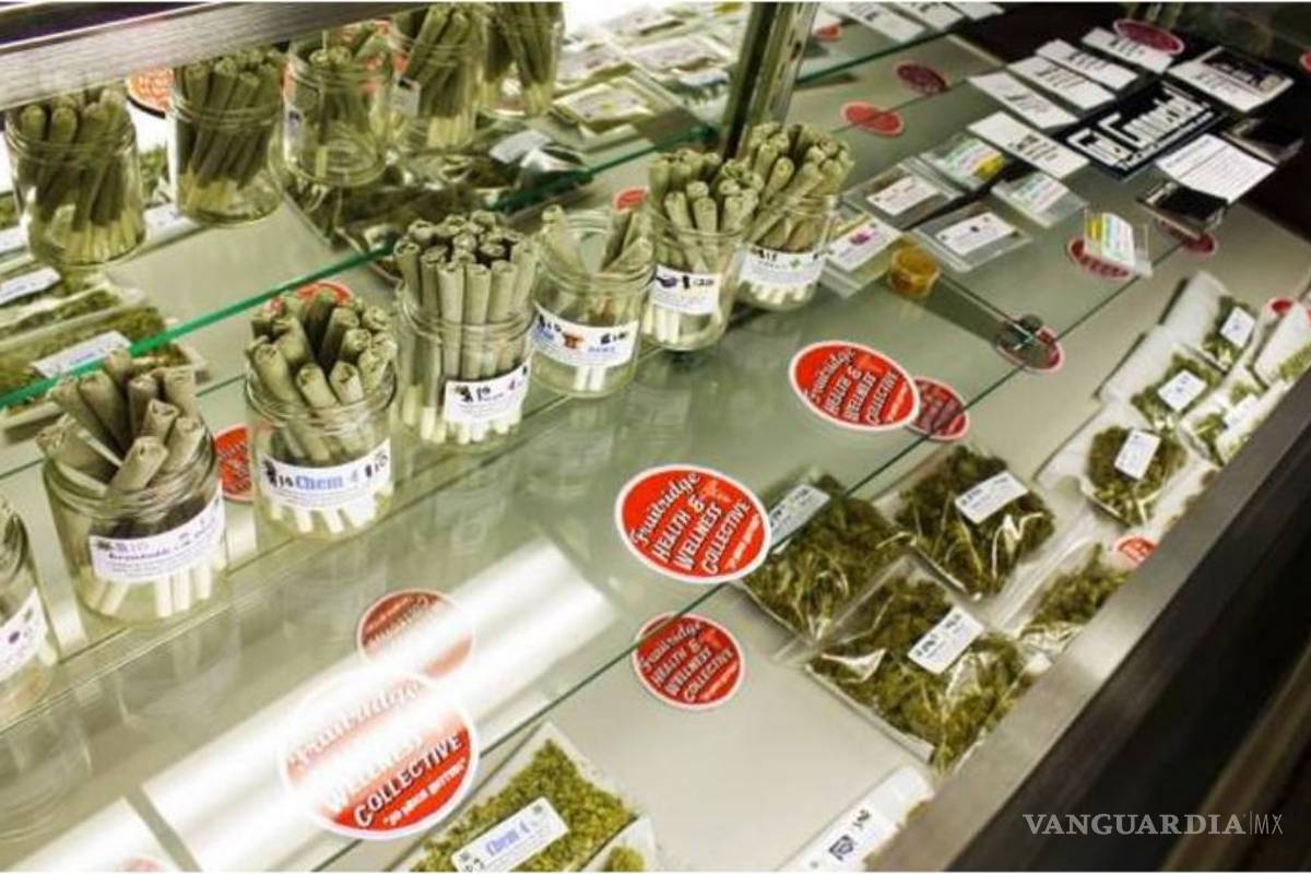 Cada vez más bancos aceptan dinero de negocios de marihuana en EU