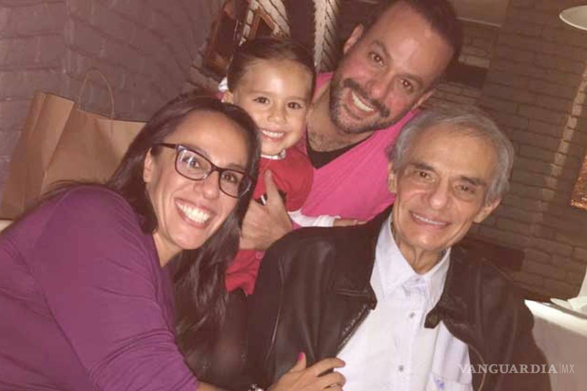 Hijos de José José viajan a Miami donde velan a su padre... aunque no saben dónde está su cuerpo