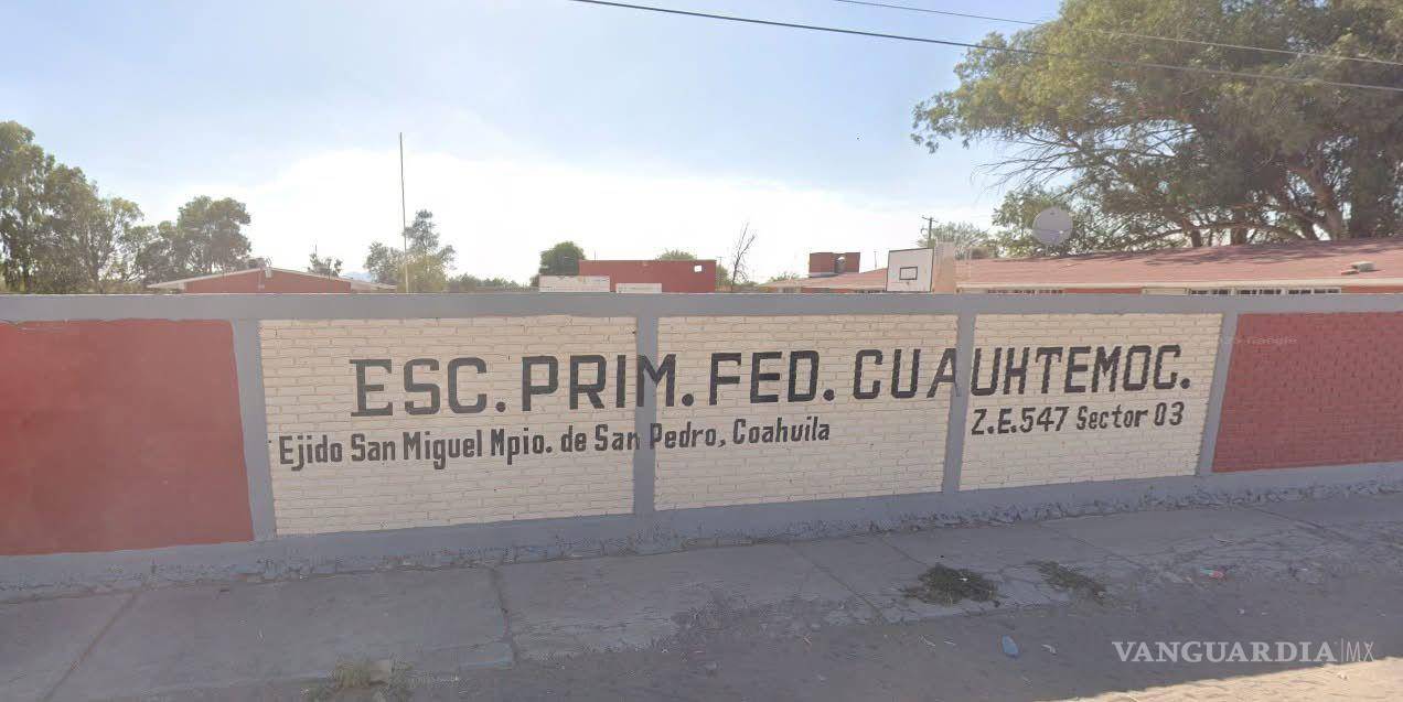 $!Elementos de la Policía Municipal y agentes de la Fiscalía General del Estado resguardan el área del accidente para realizar las diligencias y trasladar el cuerpo al SEMEFO.