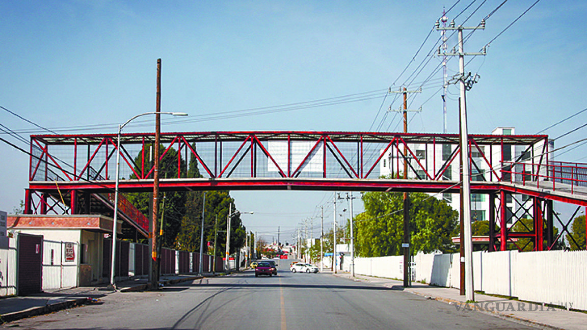 Innecesario: Alumnos del Tec de Saltillo no usan el puente peatonal  inaugurado hace un año