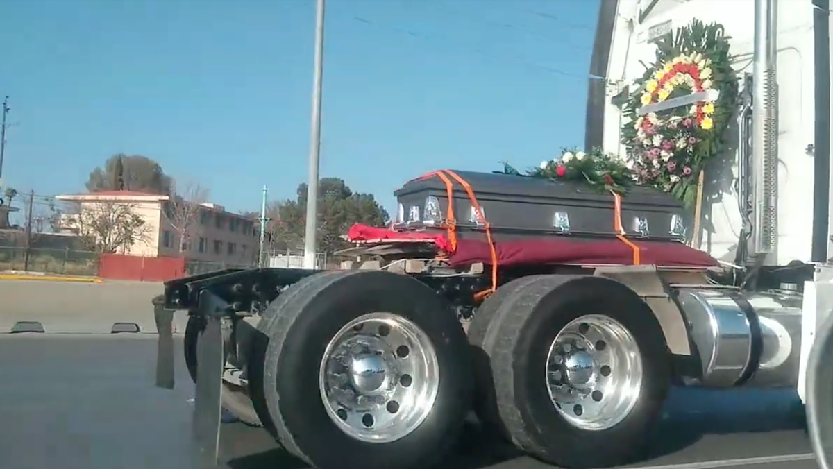 Tr iler transport f retro durante una caravana f nebre en