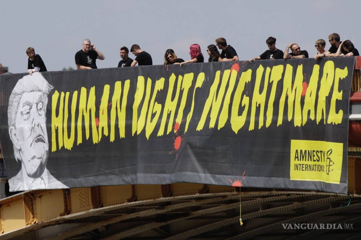 Exhibe Amnistía Internacional en Londres la pancarta &quot;Trump, pesadilla de los derechos humanos”
