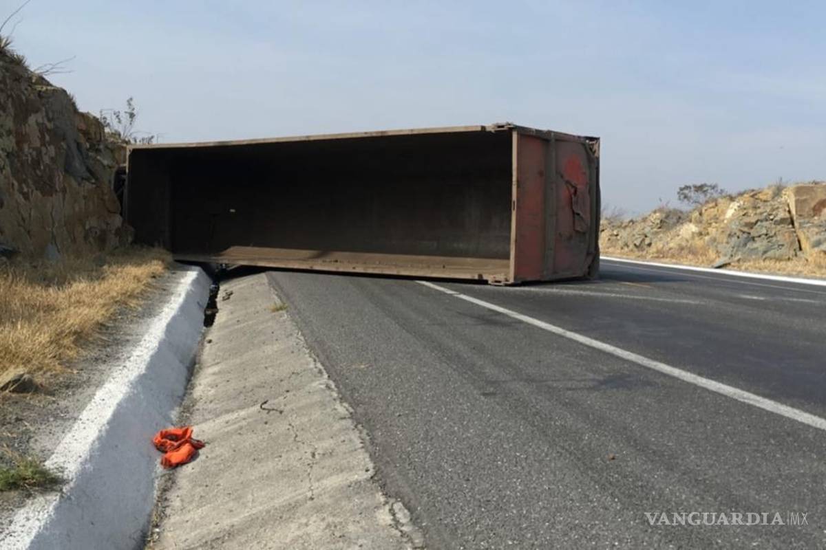 Trailero se salva al volcar en la carretera Saltillo-Monclova