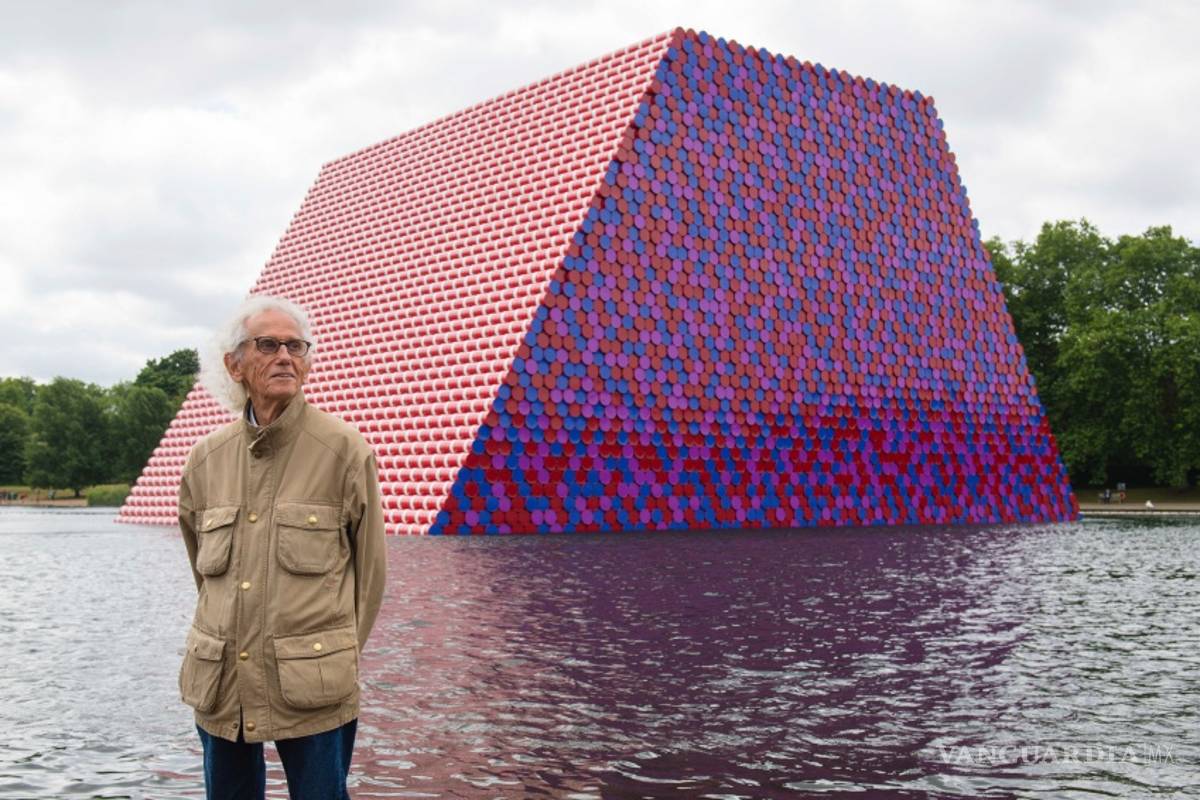 "The London Mastaba" de Christo flota en el lago de Hyde Park