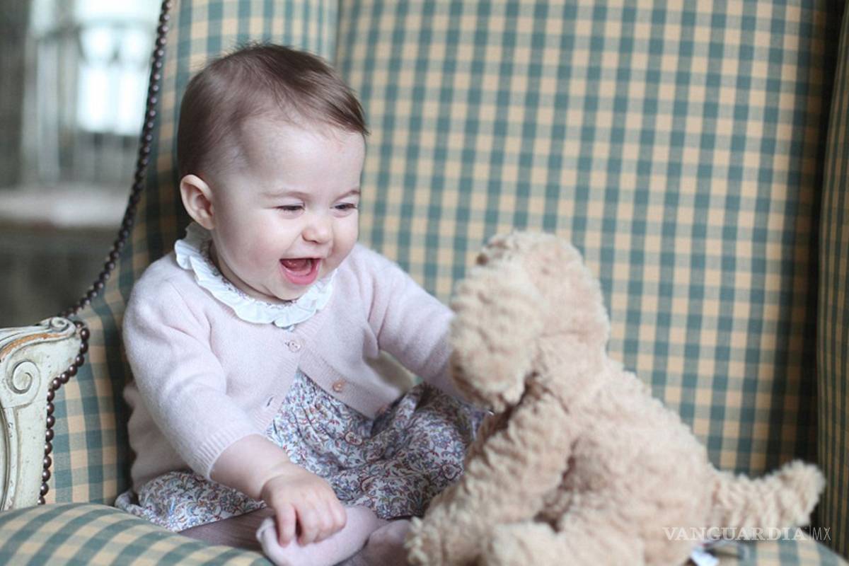 Difunden nuevas fotos de la princesa Carlota