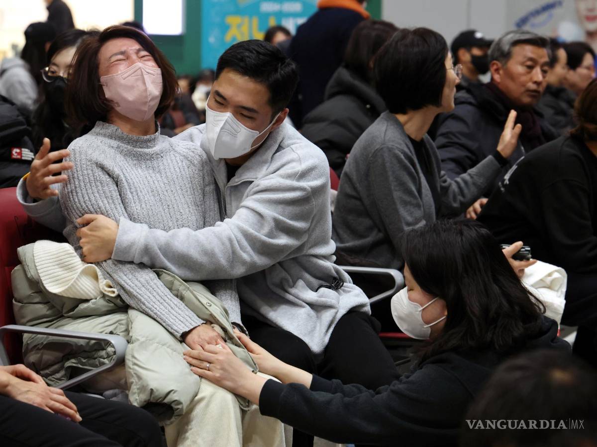 $!Seres queridos reaccionan mientras esperan noticias en el aeropuerto de Muan, en Corea del Sur. Las autoridades elevaron a 179 la cifra oficial de muertos en el accidente del avión comercial que se salió de la pista y chocó contra un vallado tras aterrizar.