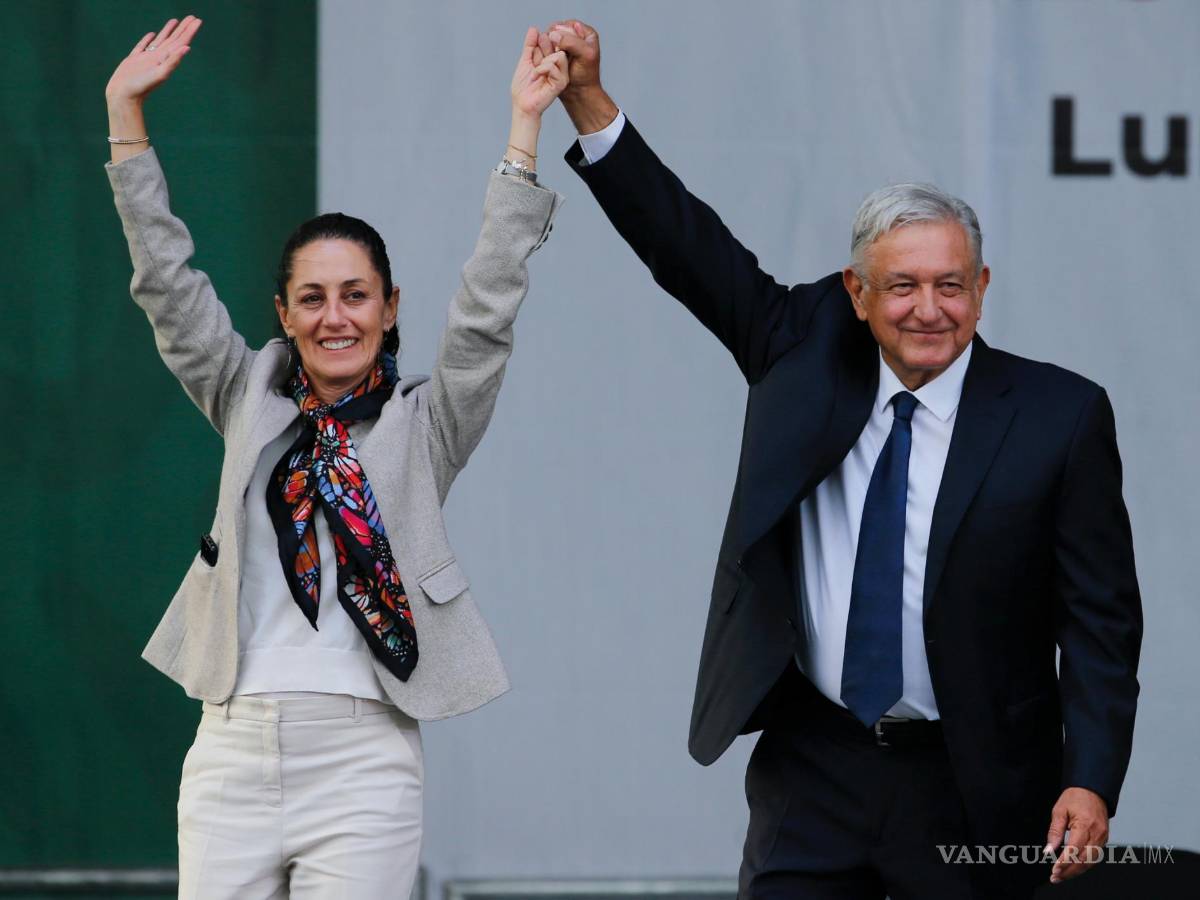 $!El presidente de México, Andrés Manuel López Obrador y la ex alcaldesa Claudia Sheinbaum, saludan a sus partidarios en un mitin en el Zócalo el 1 de julio de 2019.