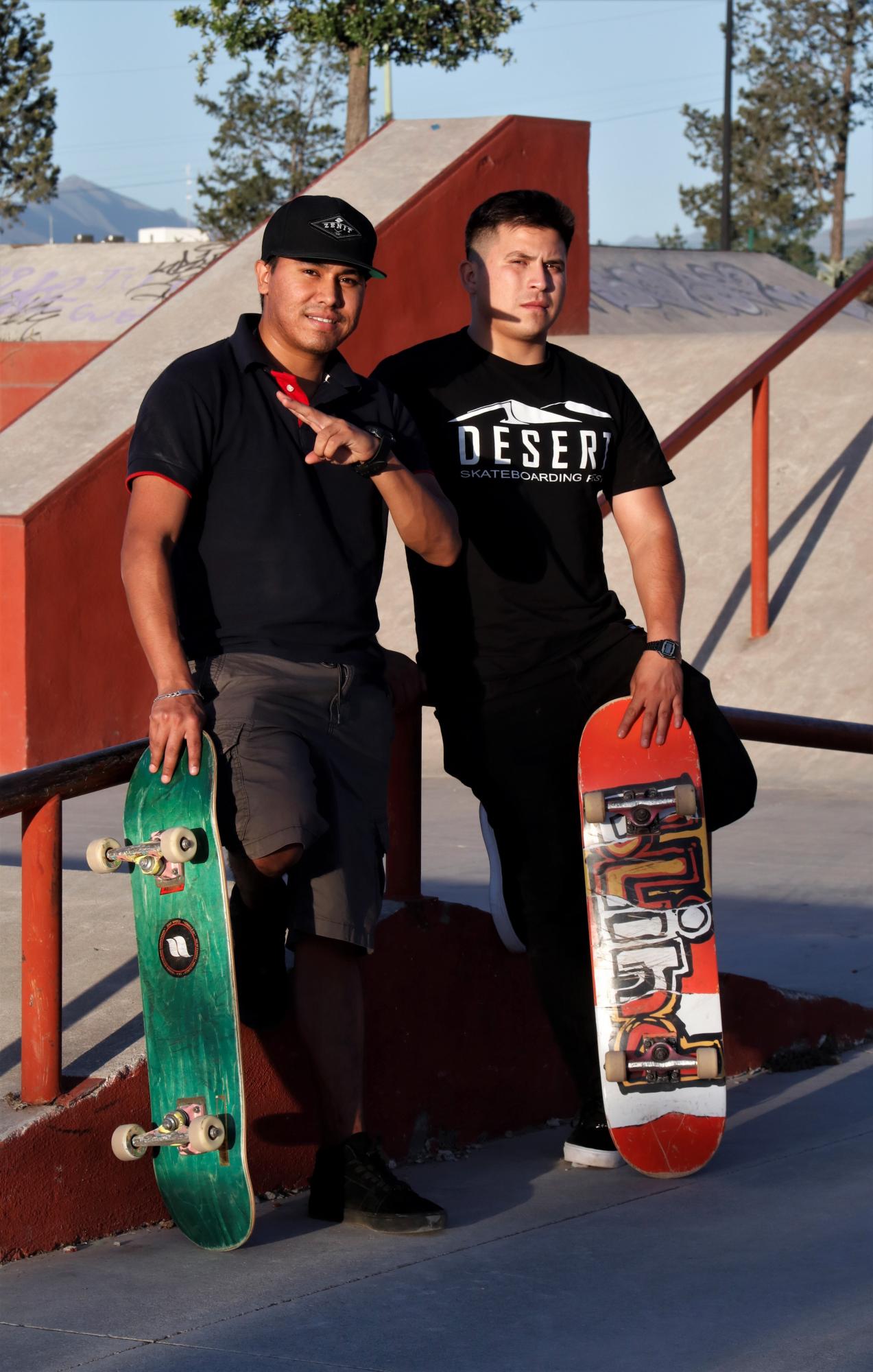 $!Óscar Jomart (izquierda) y Jonás Gaytán (derecha) forman parte de la organización del evento, junto a Alejandro Vela y a selección de skate de Nuevo León.