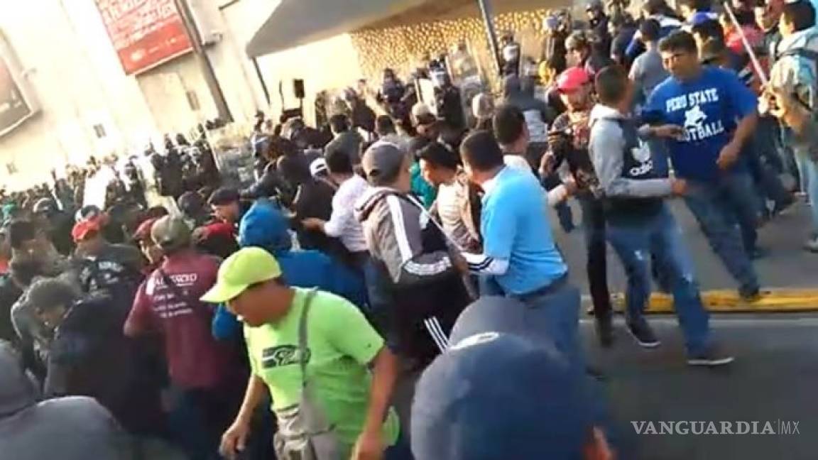 Maestros de la CNTE y policías de la CDMX se enfrentan en avenida Chapultepec