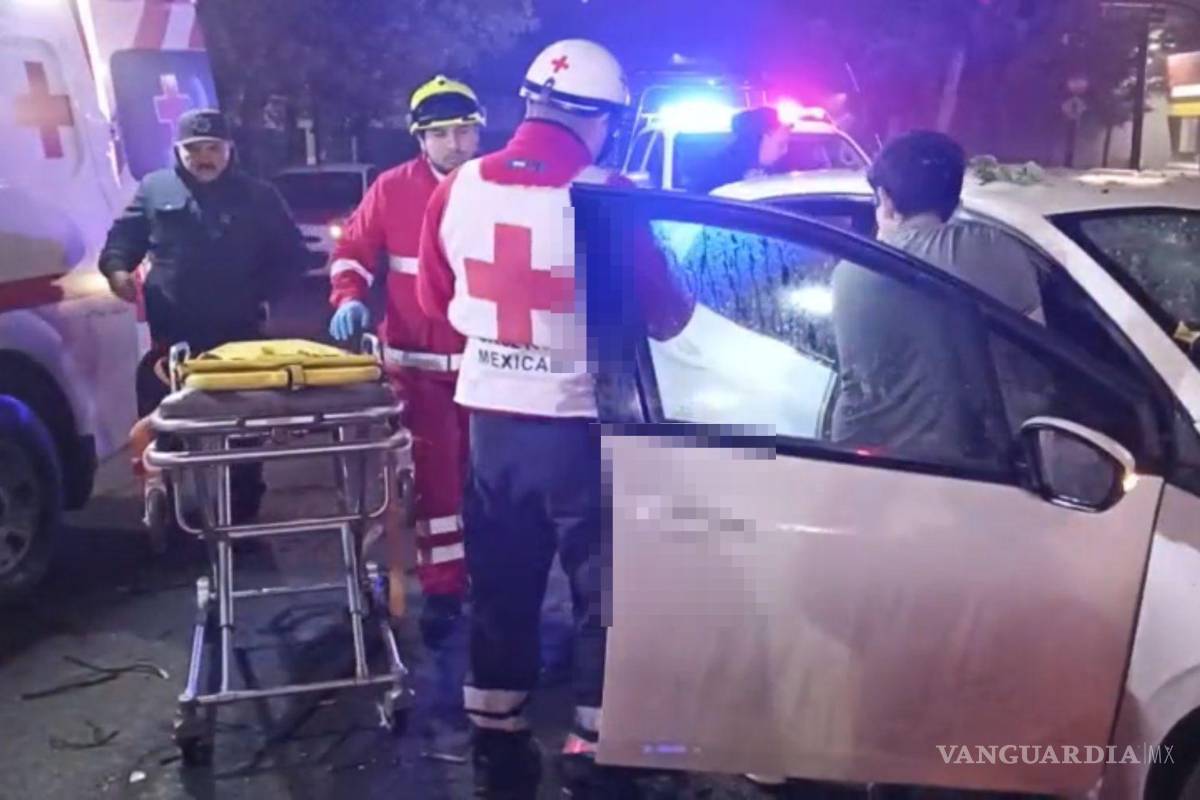 $!El automóvil presentó severos daños tras perder el control por exceso de velocidad.