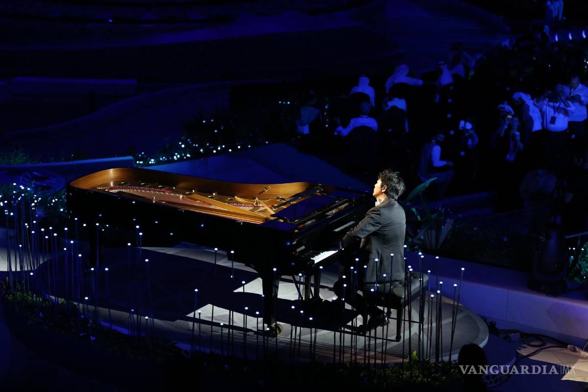 $!El pianista chino Lang Lang actúa en el centro de actuación en Al Wasl Plaza en el sitio de la EXPO durante la ceremonia de apertura oficial de la EXPO 2020, Dubai, Emiratos Árabes Unidos. EFE/EPA/Ali Haider