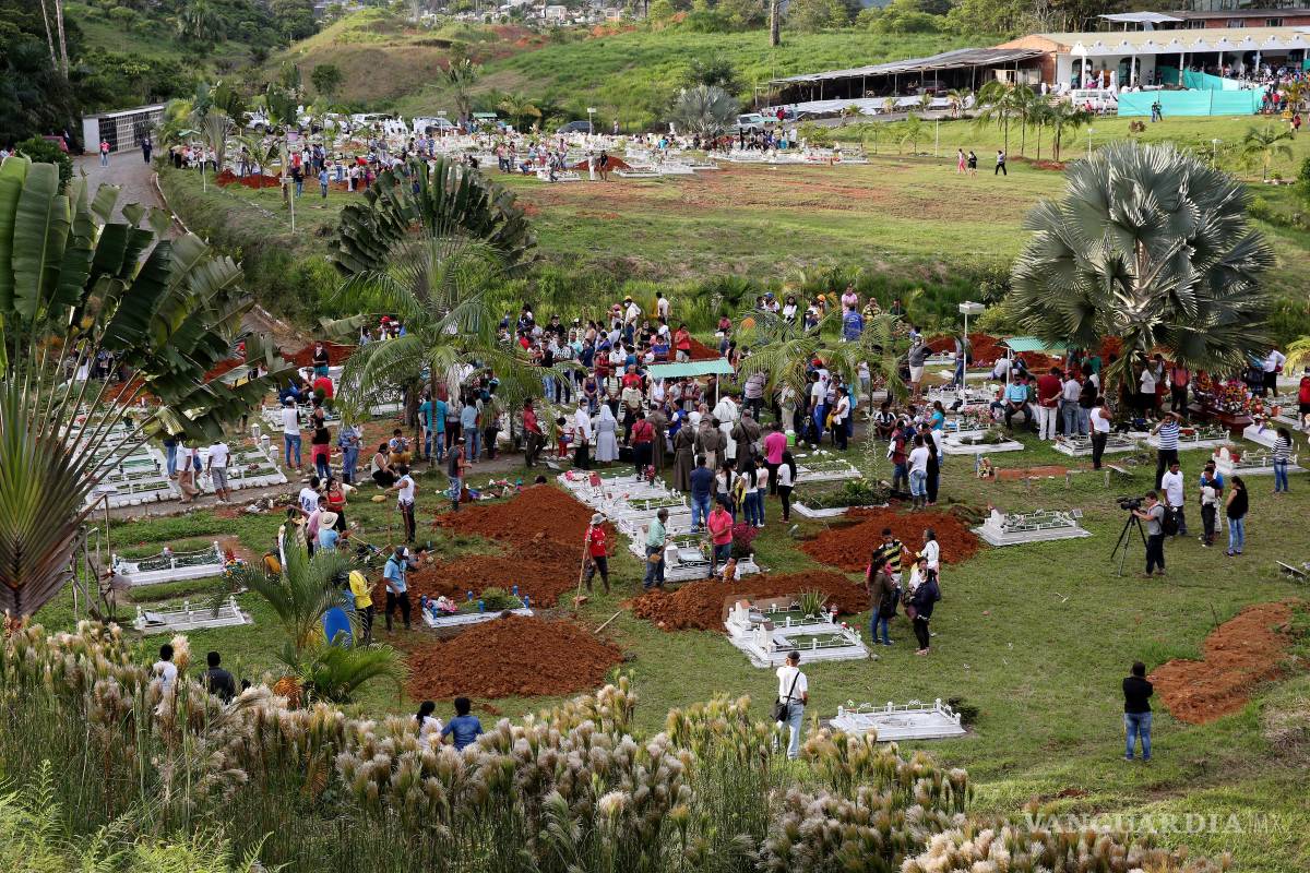 $!Entierro colectivo de víctimas de una avalancha en Mocoa (Colombia) el 3 de abril de 2017.