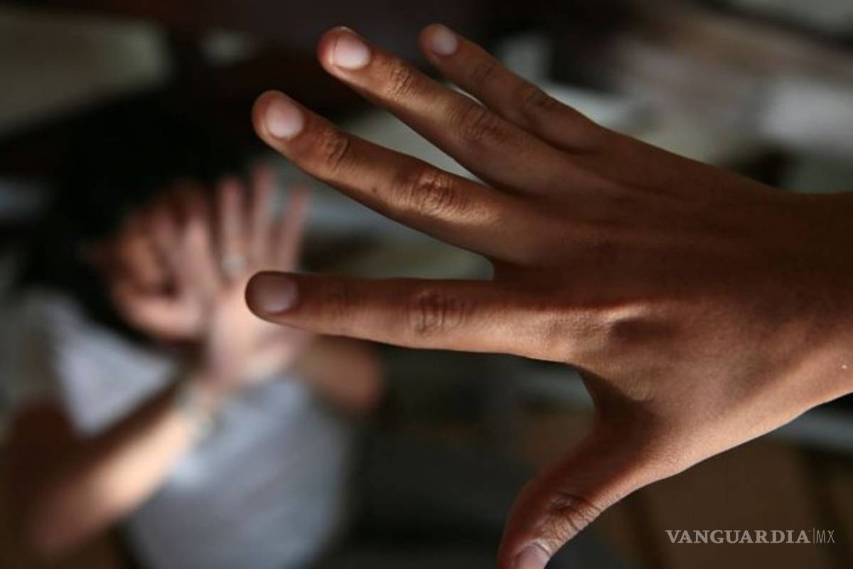 Fue violada por su profesor y por el policía que debía investigar su caso