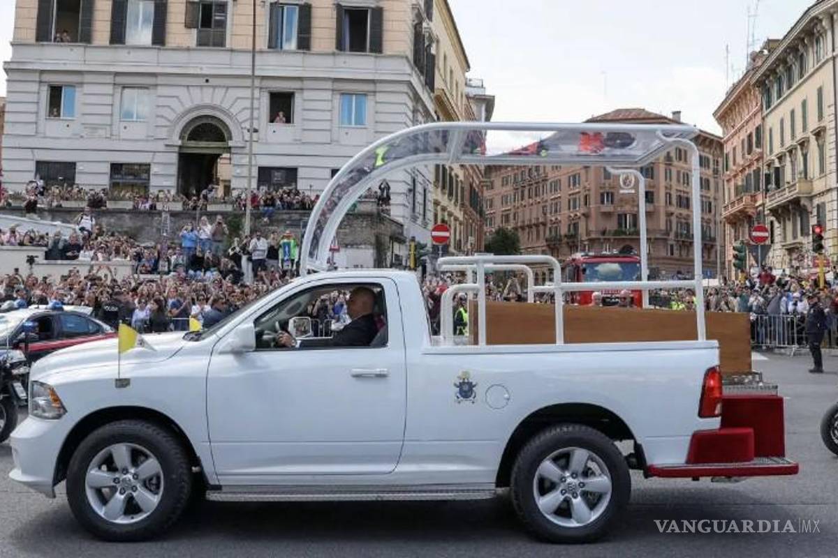 El papamóvil fabricado en Saltillo lleva al Papa Francisco a su descanso eterno