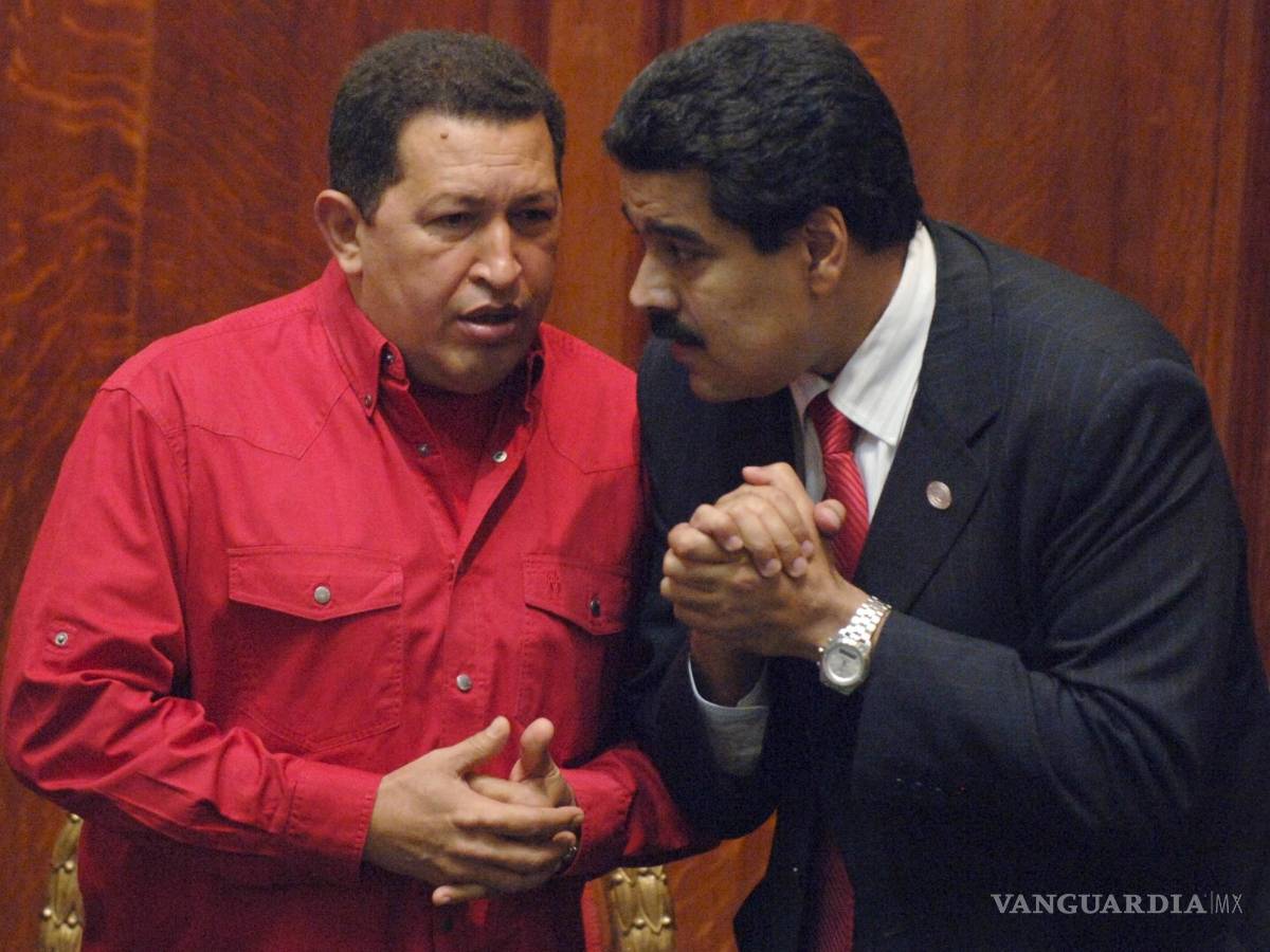 $!El presidente de Venezuela, Hugo Chávez habla con su canciller, Nicolás Maduro, en Montevideo, Uruguay, el 18 de diciembre de 2007.