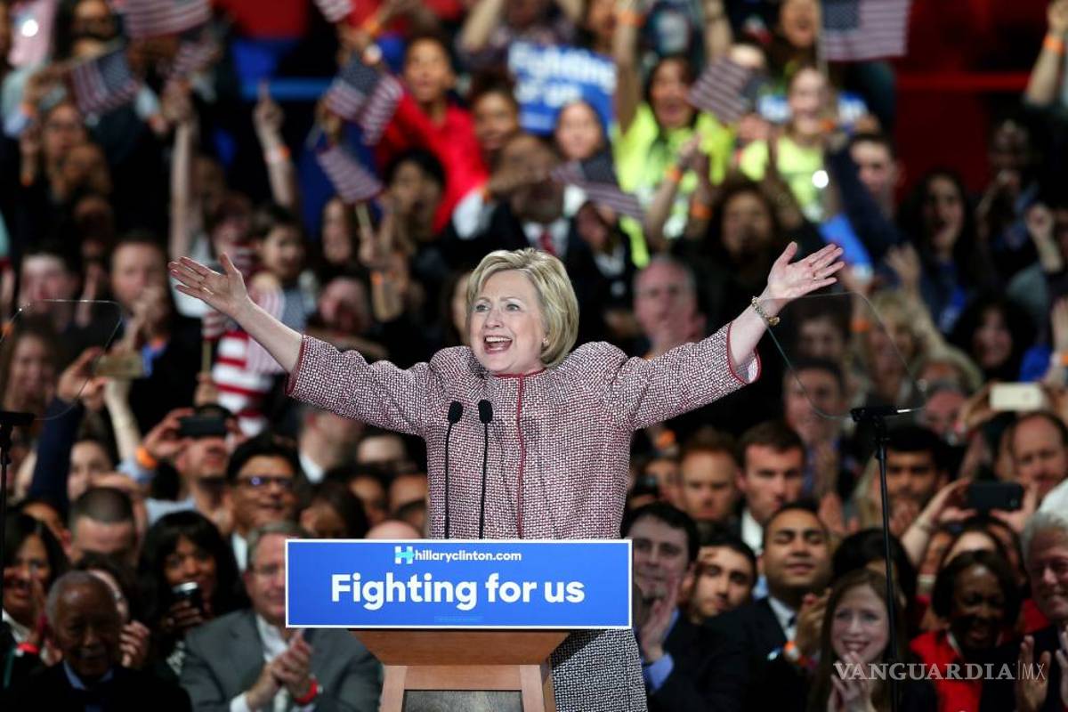 Jóvenes de EU prefieren a Clinton sobre Trump. Encuesta