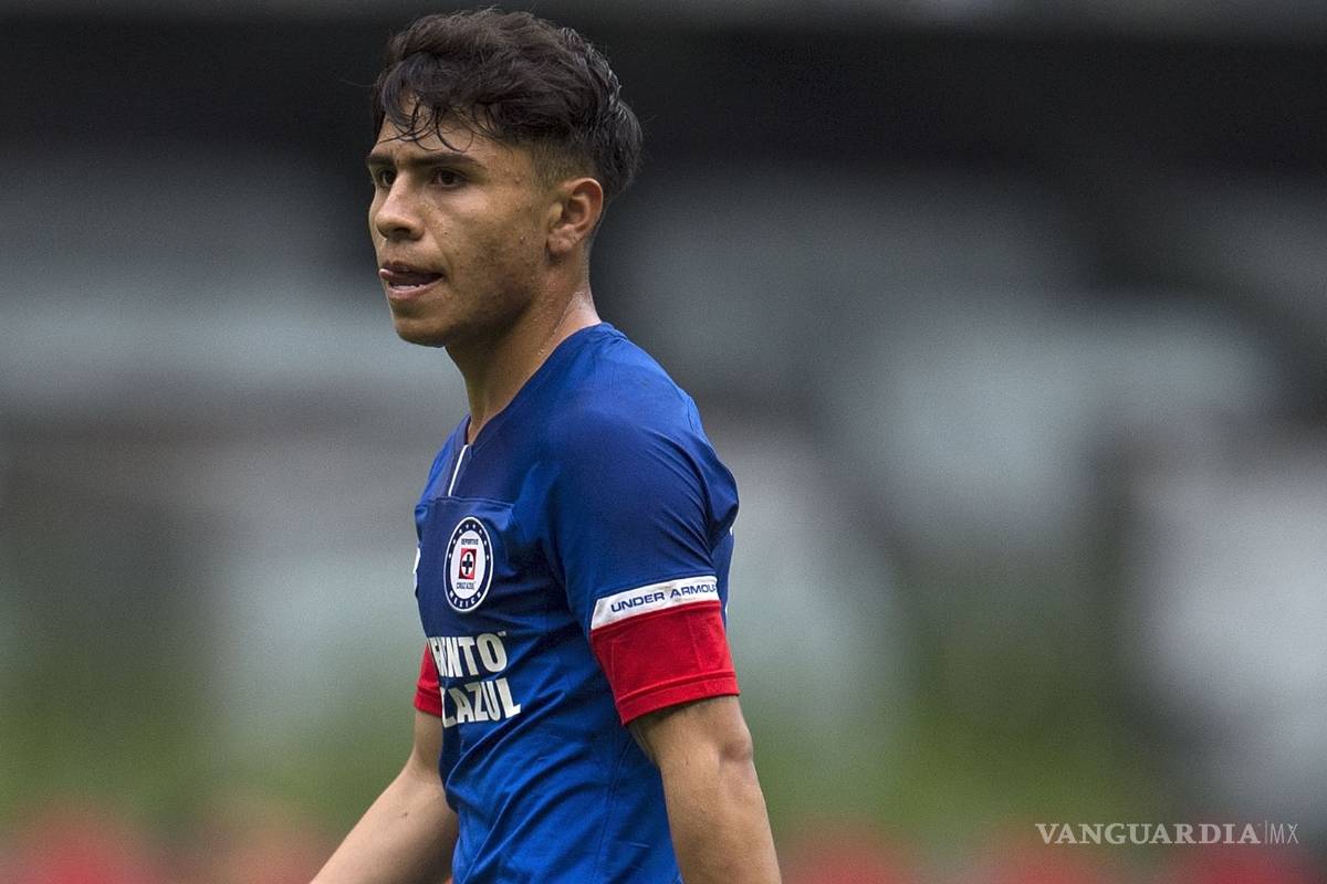 El jugador del Cruz Azul Misael Domínguez tendrá su escuela oficial de futbol en Saltillo