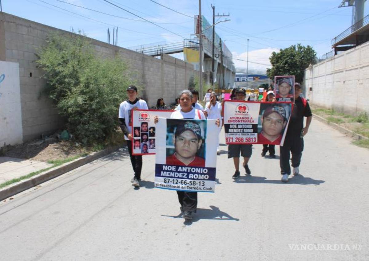 $!Acompañada por colectivos, la madre buscadora recorrió calles lanzando consignas por su hijo desaparecido.