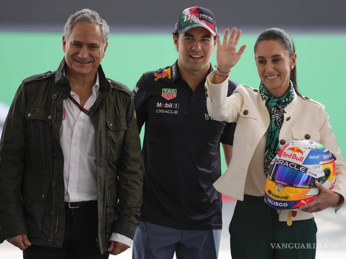$!El mexicano Sergio “Checo” Pérez (c), de Red Bull Racing, posa con la jefa de gobierno de Ciudad de México, Claudia Sheinbaum (d), y el presidente del GP de CDMX, Alejandro Soberón.
