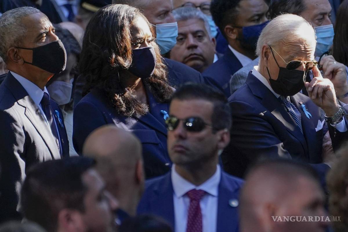 $!El presidente Joe Biden se enjuga los ojos mientras asiste a una ceremonia que marca el vigésimo aniversario de los ataques terroristas del 11 de septiembre de 2001 en el Museo y Monumento Nacional del 11 de septiembre de Nueva York. El ex presidente Barack Obama, izquierda, y la ex primera dama † Michelle Obama mira. AP/Evan Vucci
