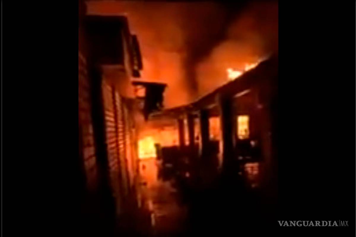 $!Reportan fuera de control incendio en central de abastos de Oaxaca