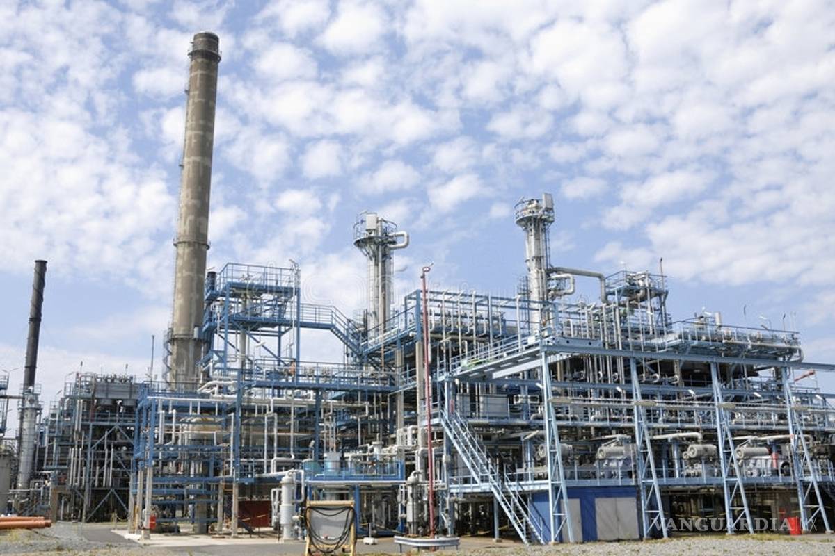 AMLO planea dar más recursos para que Pemex aumente producción de gasolina