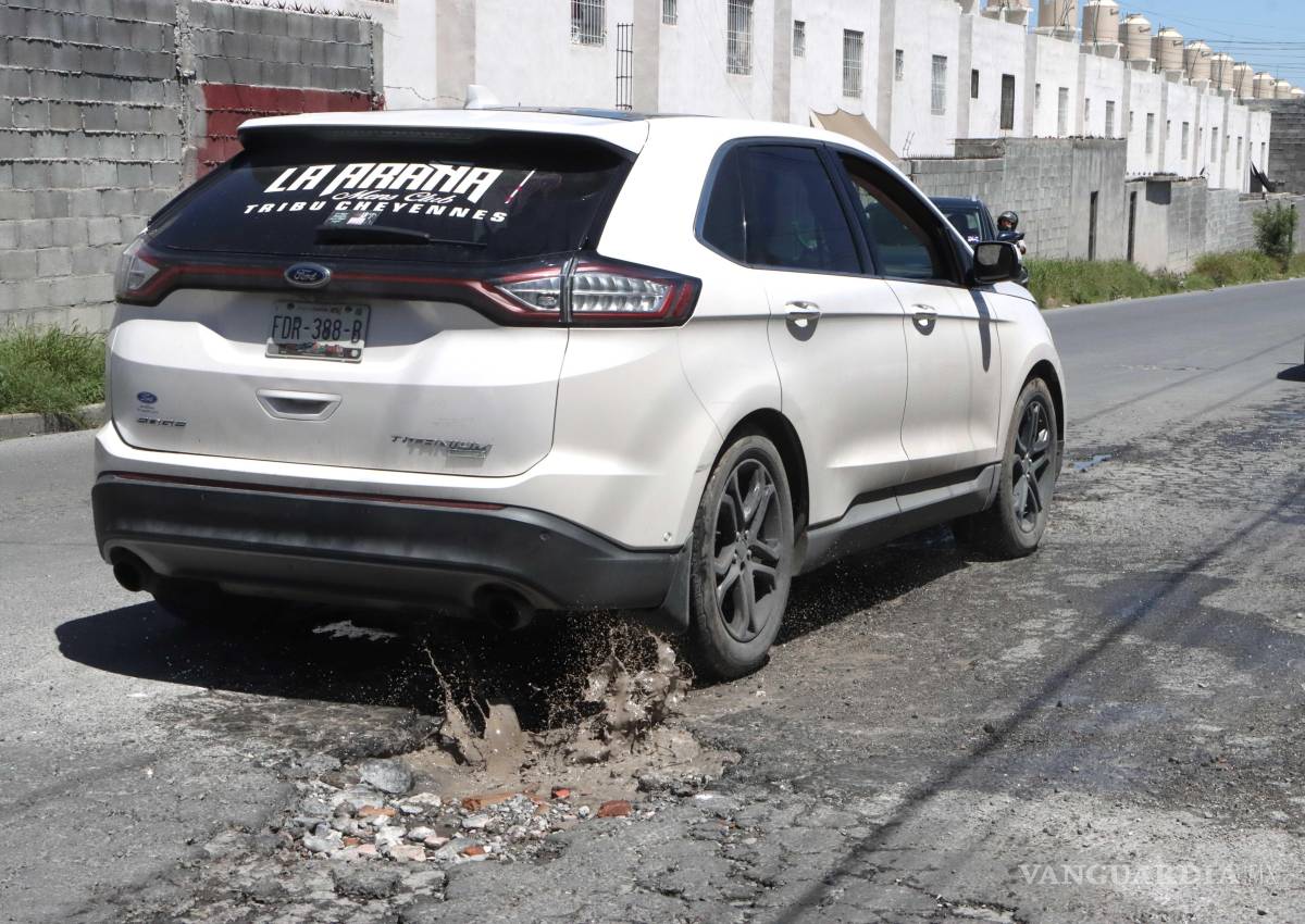 Cuadrillas del Municipio inician trabajos de bacheo y análisis de recarpeteo en Loma Linda, al oriente de Saltillo