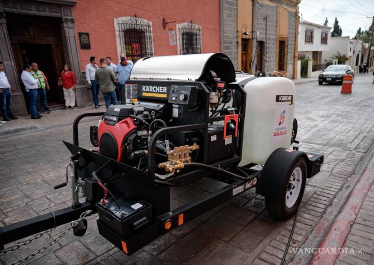 $!La hidrolavadora de alta presión permitirá eliminar manchas difíciles en banquetas del centro, como grasa y residuos de basura, mejorando la imagen urbana de Saltillo.