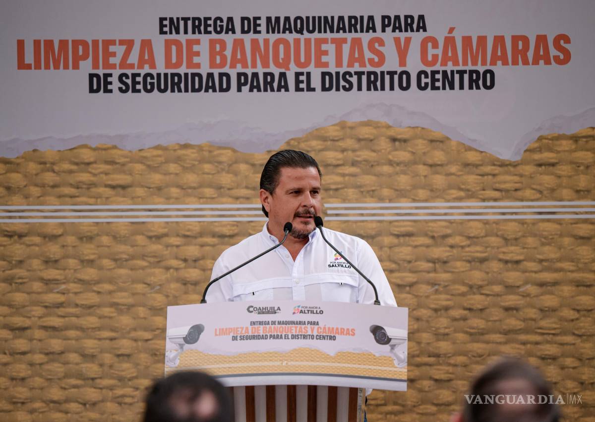 $!Aníbal Soberón explicó que la nueva hidrolavadora permitirá eliminar las manchas difíciles de grasa que el tiempo ha dejado en las banquetas del centro, e hizo un llamado a la ciudadanía para evitar tirar chicles en la vía pública y contribuir a mantener limpias las calles.