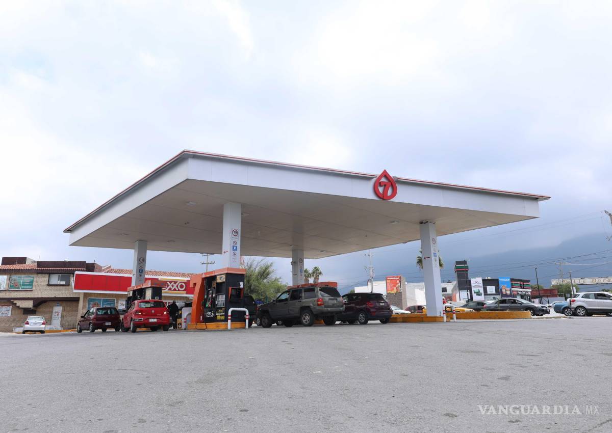 $!Estaciones abiertas: Petro Seven, Cargo Gas y Oxxo Gas operan con normalidad en el periférico y salidas principales de Saltillo.