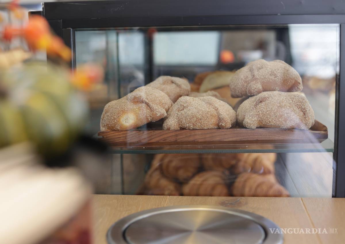 $!Variantes como el “pan de muerto Dubái”, relleno de pistache, chocolate y fresas, se han vuelto tendencia en redes sociales y entre consumidores de la ciudad.