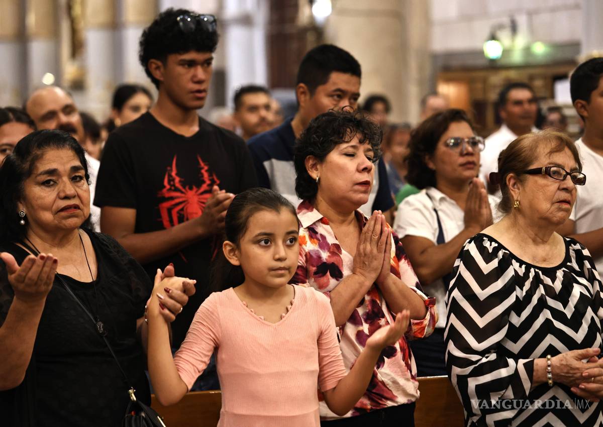 $!Fieles se congregaron en la Catedral de Santiago de Saltillo para venerar la reliquia de primer grado de Carlo Acutis, el primer santo millennial de la Iglesia.