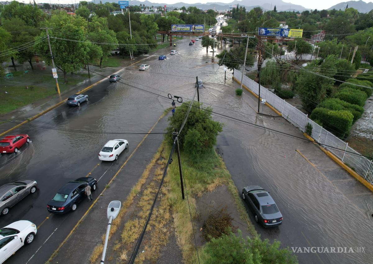$!Provoca lluvia torrencial inundaciones, daños materiales y caos vial en Saltillo (Videos)