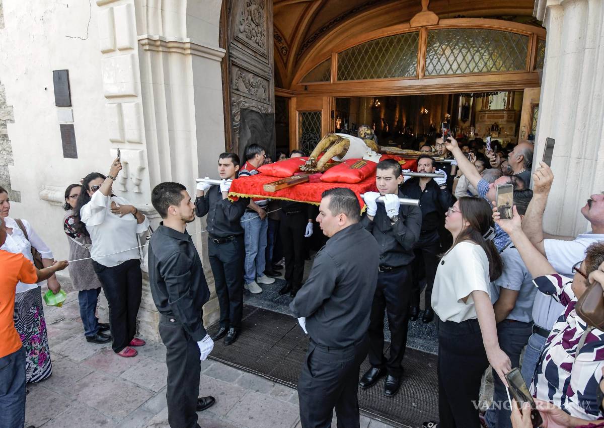 $!Las campanas repicaron mientras se realizaba el traslado del Santo Cristo.