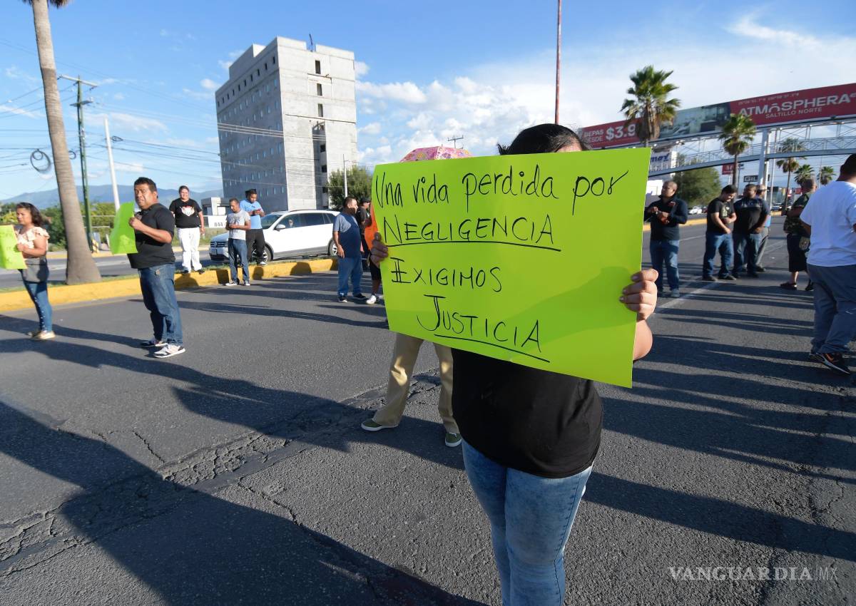 $!Familiares y trabajadores exigieron justicia por la muerte de uno de los colaboradores.