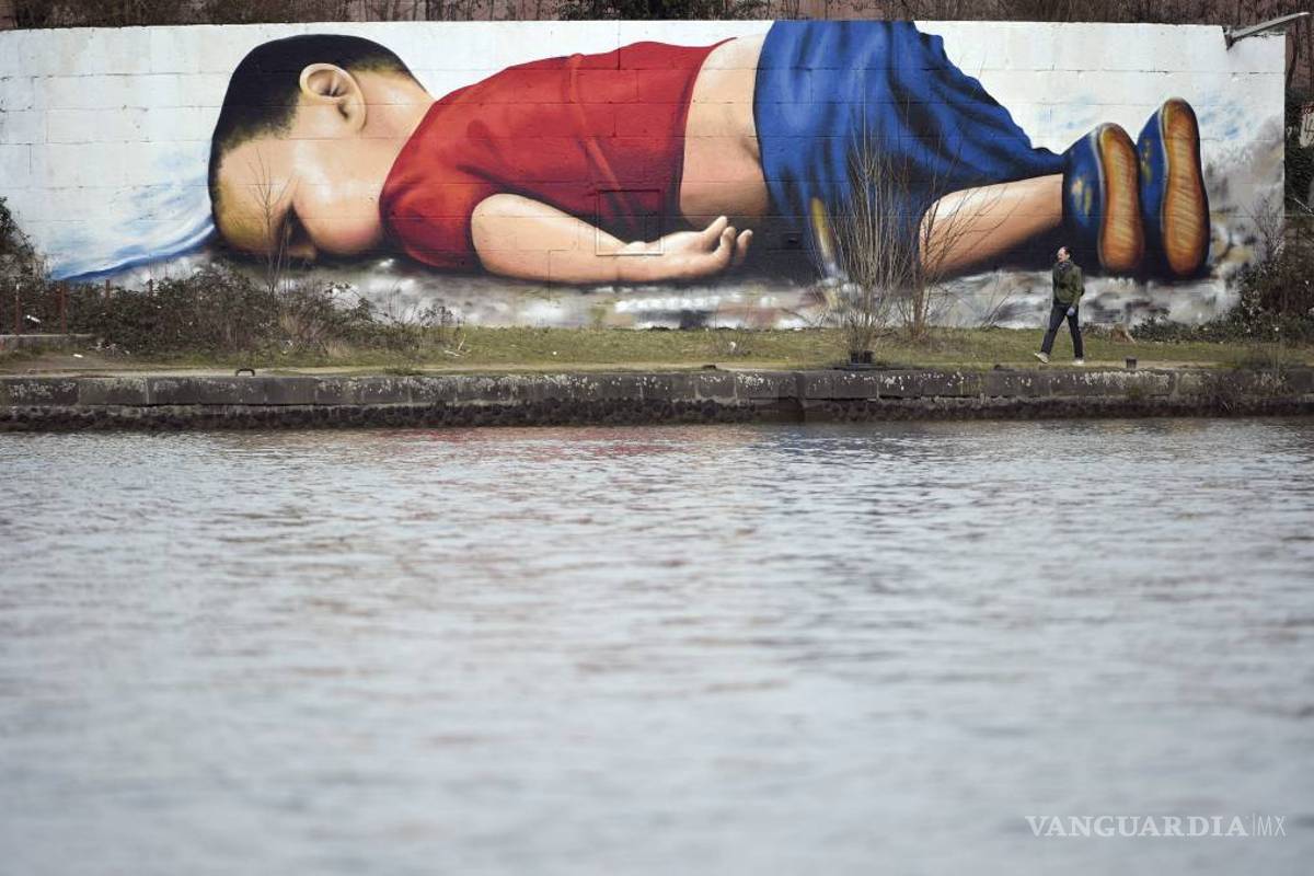Un graffiti de Aylan lleva el éxodo de los refugidos al BCE