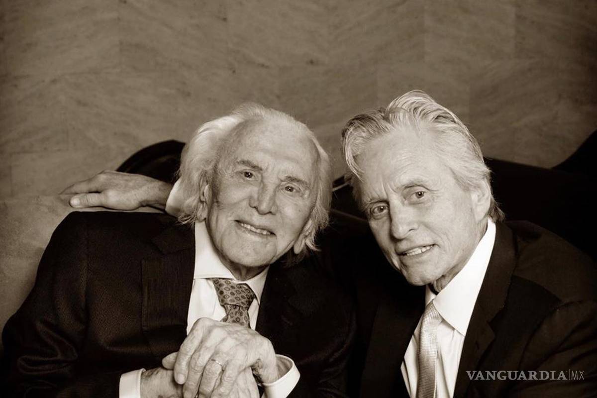 La leyenda del cine Kirk Douglas cumple 103 años
