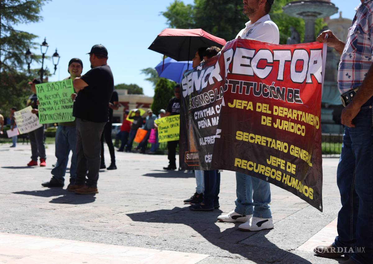$!Con pancartas y consignas, trabajadores de la UAAAN exigieron respeto a su contrato colectivo.