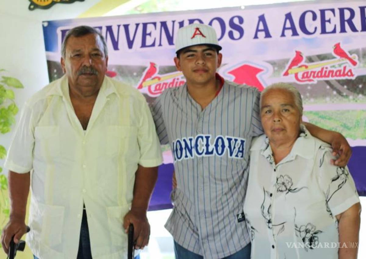 $!La firma de contrato fue celebrada por familiares y amigos de Alonso, así como de la misma comunidad de Candela.