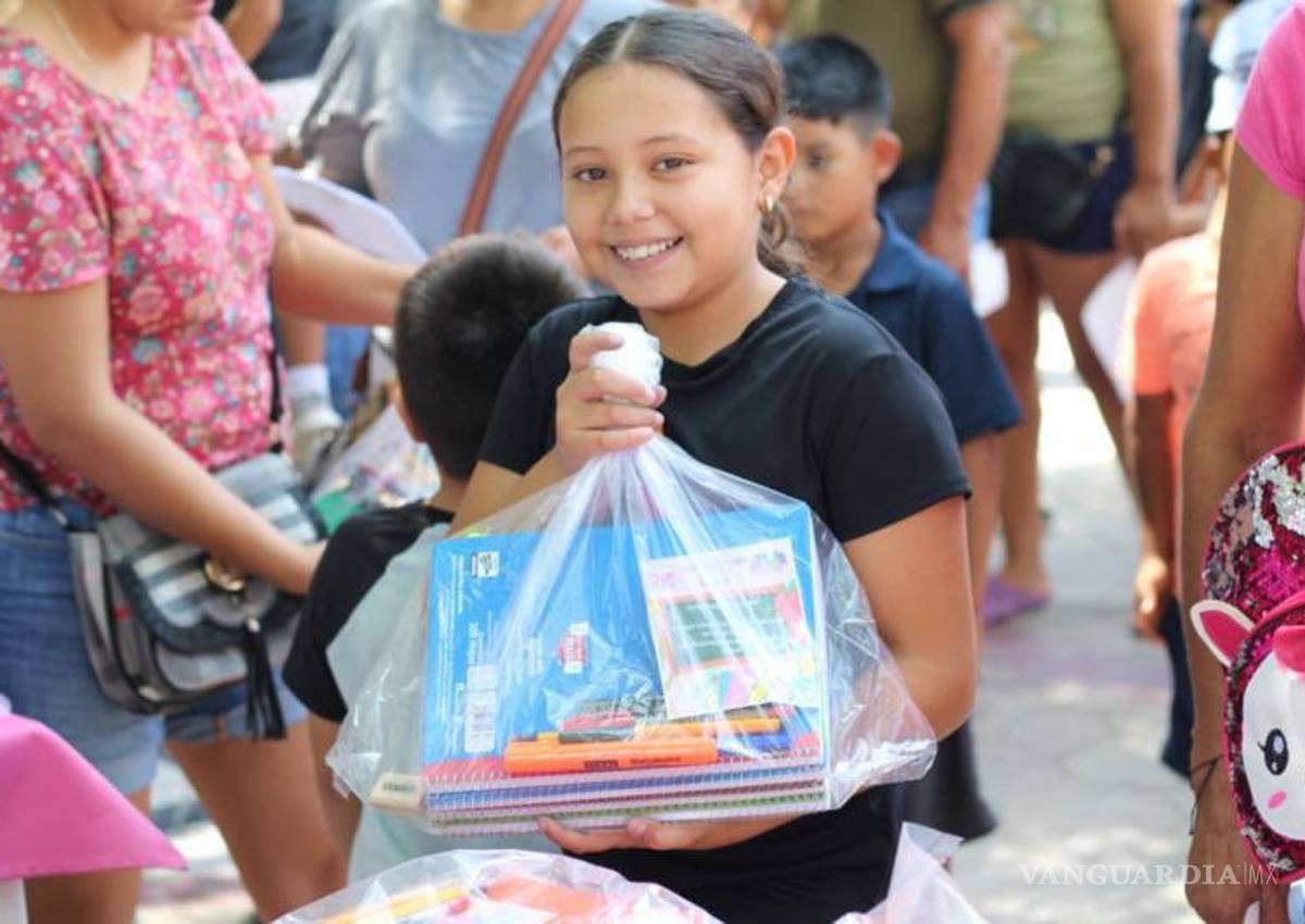 $!Niños y jóvenes de distintos niveles educativos recibieron útiles escolares gratuitos.