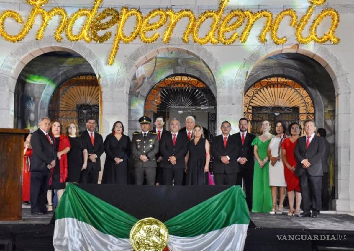 $!Autoridades municipales encabezaron la ceremonia cívica en la plaza principal.