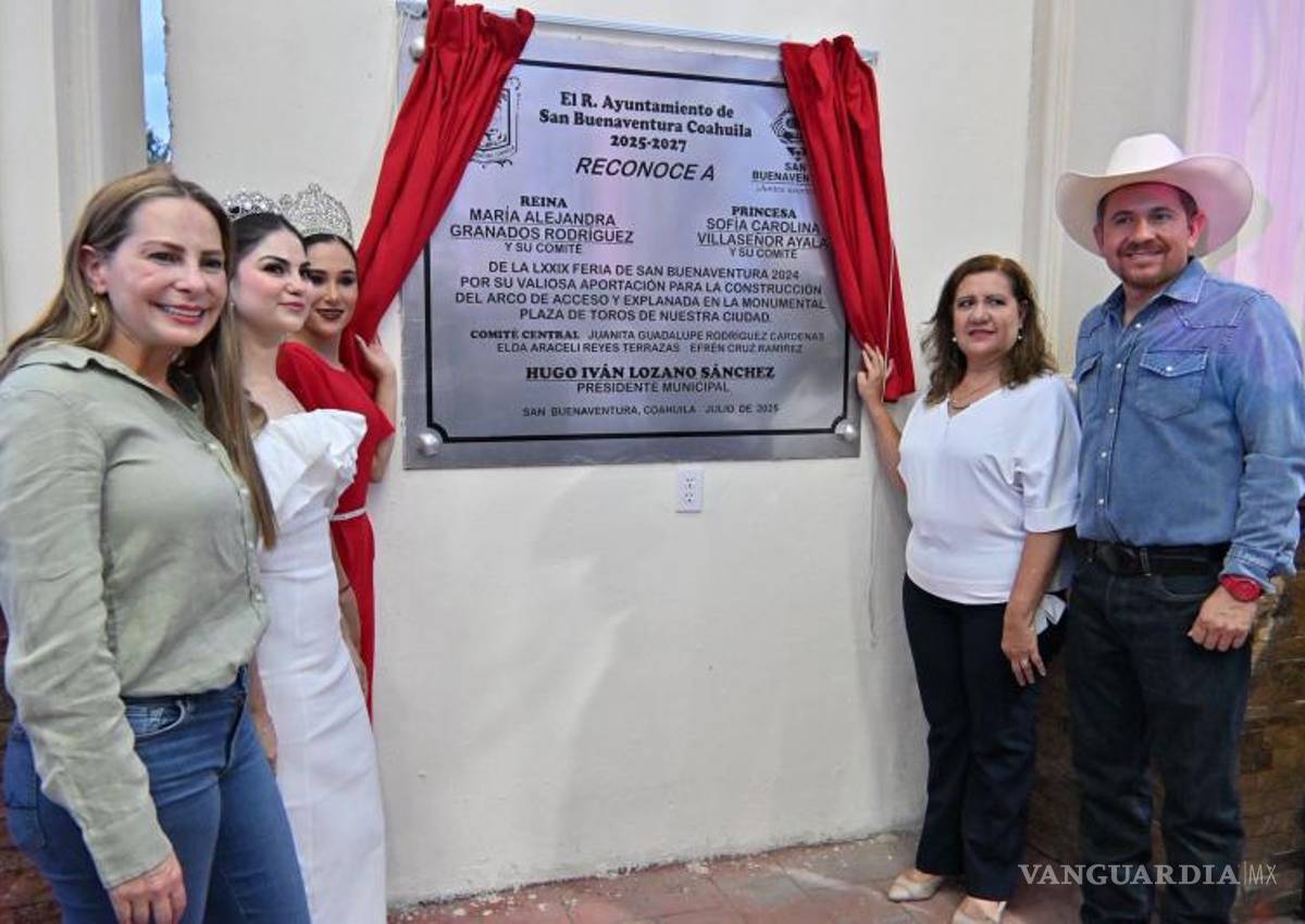 $!Autoridades posan junto a la placa que reconocerá la historia de esta festividad.