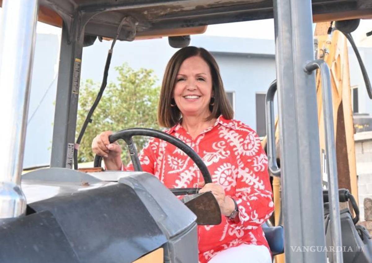 $!La alcaldesa Sara Irma Pérez Cantú recorrió el área donde se desarrollan los trabajos, acompañada por funcionarios y vecinos.