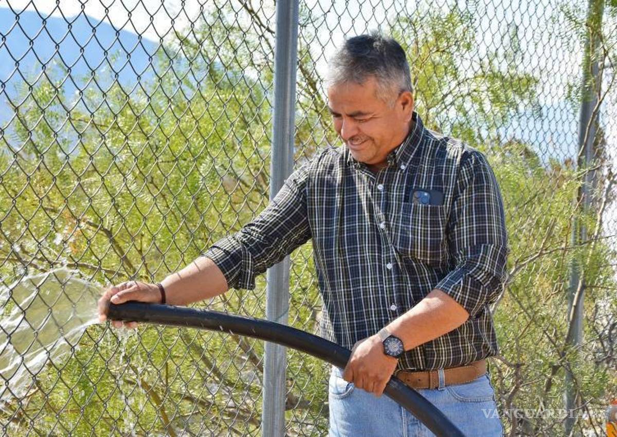 $!El Alcalde de Cuatro Ciénegas comprobando el funcionamiento.