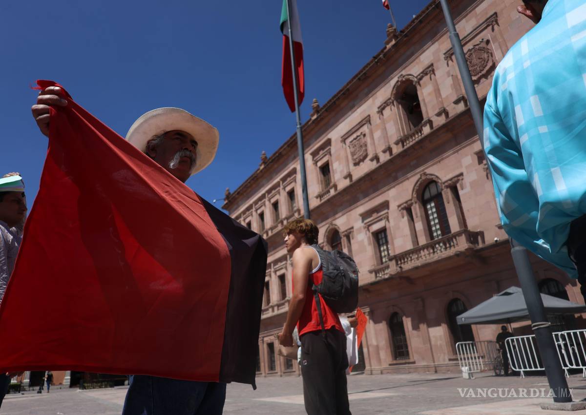 $!Integrantes del SUTUAAAN marcharon este viernes desde la Alameda hasta el Palacio de Gobierno en Saltillo.