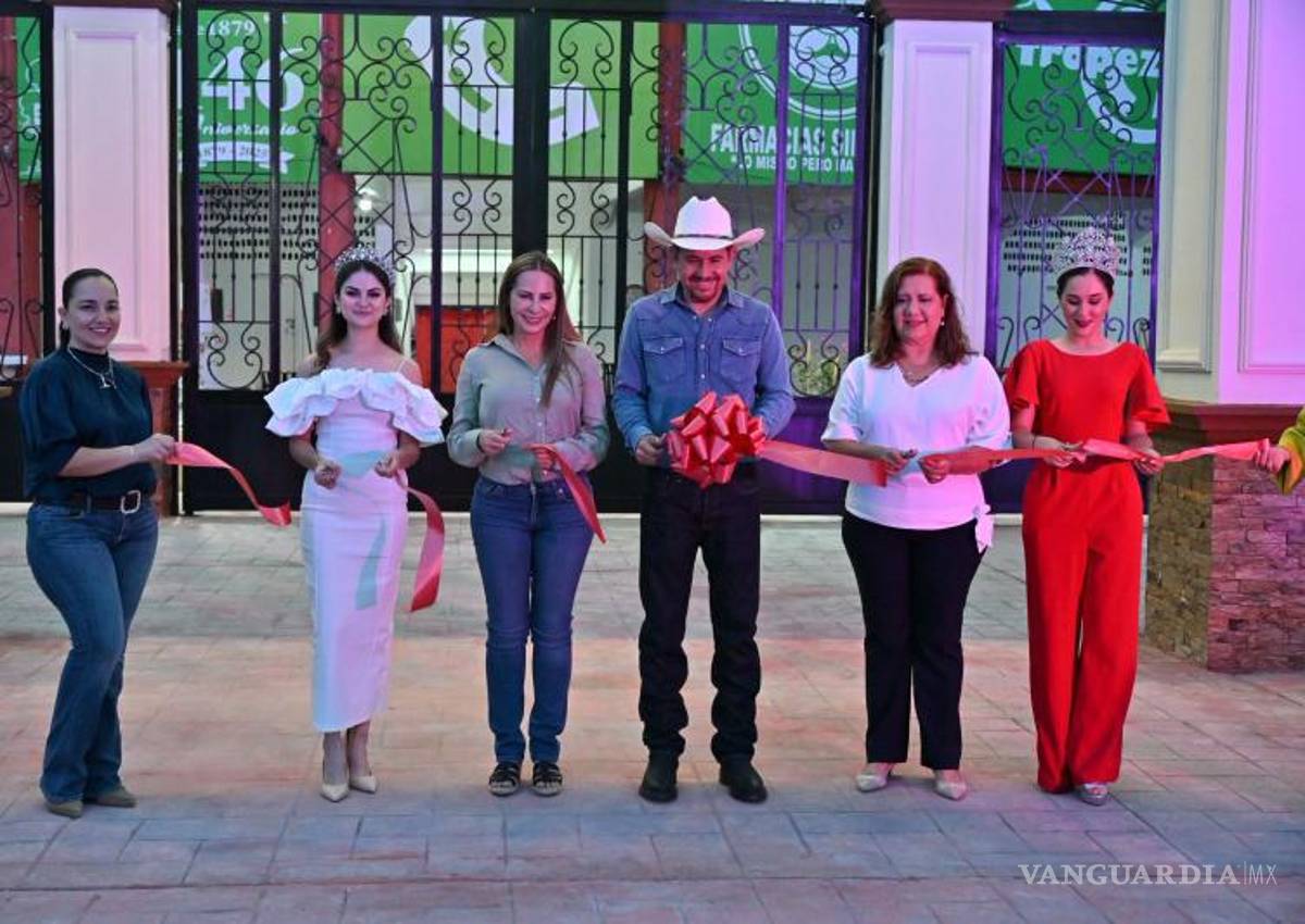 $!La princesa Sofía Villaseñor, junto a autoridades, corta el listón inaugural de la remodelación.