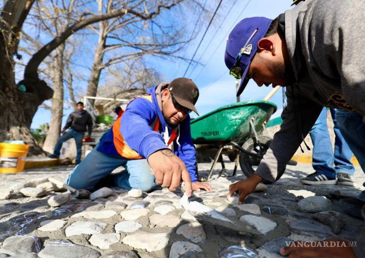 $!Las labores se concentran en tramos con mayor desgaste, con el objetivo de mejorar la seguridad vial y la imagen urbana del Centro Histórico de Arteaga.
